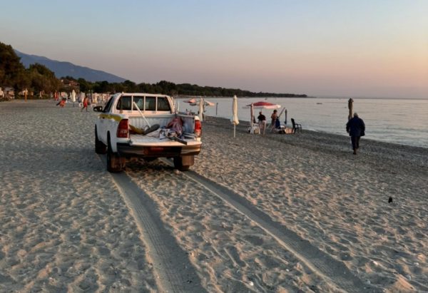 Απομάκρυνση τοποθετημένων ομπρελών από την παραλία Νέου Παντελεήμονα