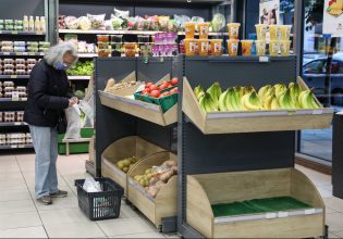 Ακρίβεια: Αυξήσεις και μειώσεις τιμών στα ράφια των σουπερμάρκετ – Οι κατηγορίες [πίνακες]