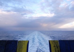 Ξυλοδαρμός σε πλοίο: Θερμόαιμοι επιβάτες πιάστηκαν στα χέρια από Χανιά προς Πειραιά (βίντεο)