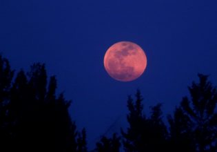 Η υπερπανσέληνος του Αυγούστου και τέσσερις μήνες σεληνιακών θεαμάτων