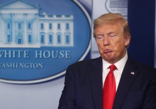 Από βάτες μέχρι υπερβολικά μακριές γραβάτες: Ψάχνοντας το νόημα πίσω από τα περίεργα ρούχα του Ντόναλντ Τραμπ