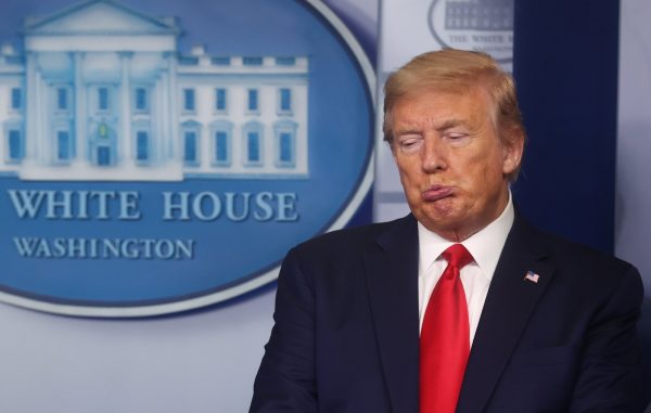 Από βάτες μέχρι υπερβολικά μακριές γραβάτες: Ψάχνοντας το νόημα πίσω από τα περίεργα ρούχα του Ντόναλντ Τραμπ