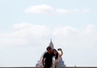 Ιταλία: «Μπλόκο» στις selfies και κανόνες λόγω του υπερτουρισμού – Ποιες περιοχές αφορά