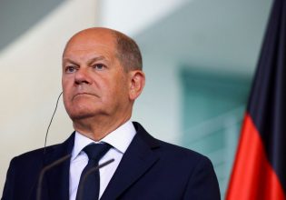 Όλαφ Σολτς: Προαναγγέλλει απελάσεις μεταναστών μετά την επίθεση στο Ζόλινγκεν