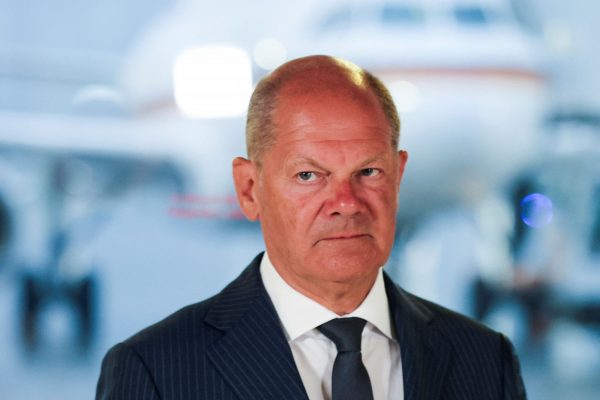 Γερμανία: Ο Σολτς υπερασπίζεται την “δύσκολη απόφαση” για την ανταλλαγή κρατουμένων