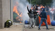Βρετανία: Κλιμακώνεται η ακροδεξιά βία – Τραυματίστηκε αστυνομικός κατά τις βίαιες διαδηλώσεις