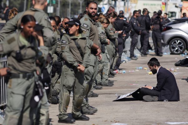 Ισραήλ: «Καθόμαστε και περιμένουμε να βομβαρδιστούμε» – Πυρά εντός και εκτός έχει να αντιμετωπίσει η κυβέρνηση