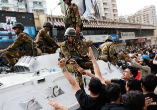 Σε βαθιά κρίση το Μπανγκλαντές: Αψηφούν την απαγόρευση κυκλοφορίας – Βανδάλισαν το άγαλμα του Σέιχ Μουτζιμπούρ Ραχμάν