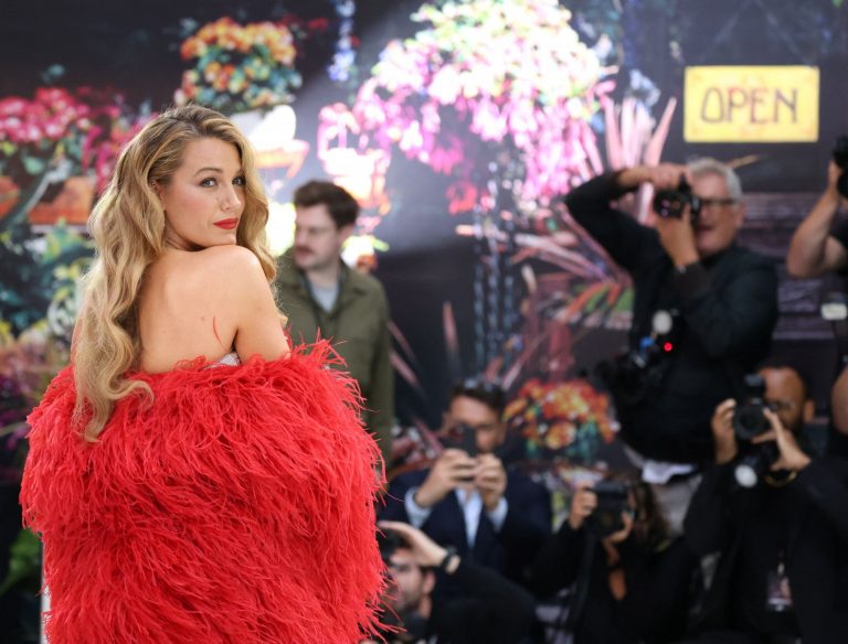 Μπλέικ Λάιβλι: Ανέβασε θαυμάστριά της στο κόκκινο χαλί και εκείνη ξέσπασε σε κλάμματα