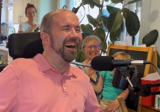 Εμφύτευμα που διαβάζει τις λέξεις στον εγκέφαλο έδωσε φωνή σε παράλυτο ασθενή