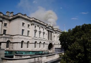 Μεγάλη φωτιά στο κέντρο του Λονδίνου – Ξέσπασε στο εμβληματικό Somerset House