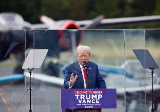 Εκλογές ΗΠΑ: Ο Τραμπ αλλάζει (σχεδόν) τα πάντα και κυνηγά την Καμάλα Χάρις στις δημοσκοπήσεις