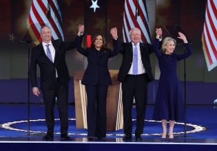 Εκλογές στις ΗΠΑ: «Στο όνομα όλων των Αμερικανών» υποψήφια πρόεδρος η Κάμαλα Χάρις – «Ο Τραμπ είναι ασόβαρος»