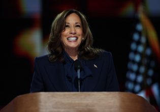 Κάμαλα Χάρις: Υποσχέθηκε να κλείσει τη συμφωνία για εκεχειρία στη Γάζα – Συγκέντρωση έξω από το συνέδριο