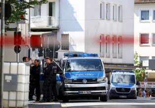 Επίθεση στη Γερμανία: Ο συλληφθείς δεν είναι ο δράστης, λένε ΜΜΕ – Βρέθηκε το όπλο του εγκλήματος