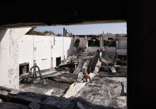 Μετά από 10 μέρες ο Μητσοτάκης εδέησε να επισκεφθεί τα καμμένα