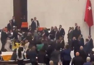 Τουρκία: Αδιανόητο ξύλο στη Βουλή – Μπουνιές και φωνές, γέμισαν αίματα οι σκάλες