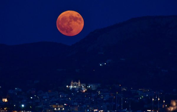 Η «Πανσέληνος του Οξύρρυγχου» φώτισε τον Αυγουστιάτικο ουρανό – Δείτε φωτογραφίες