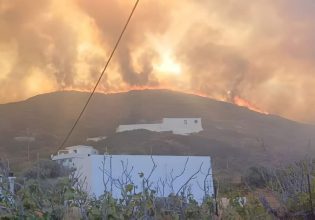 Φωτιά στην Ικαρία: Συνεχίζεται η μάχη με τις φλόγες – 16 άτομα απομακρύνθηκαν με πλωτό του Λιμενικού
