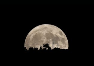 Η αυγουστιάτικη πανσέληνος μέσα από το Γεροσταθοπούλειο Αστεροσκοπείο του Πανεπιστημίου Αθηνών