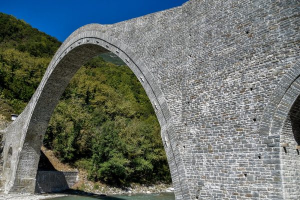 Άραχθος: Το πέτρινο γεφύρι της Πλάκας και οι ομορφιές της Ηπείρου