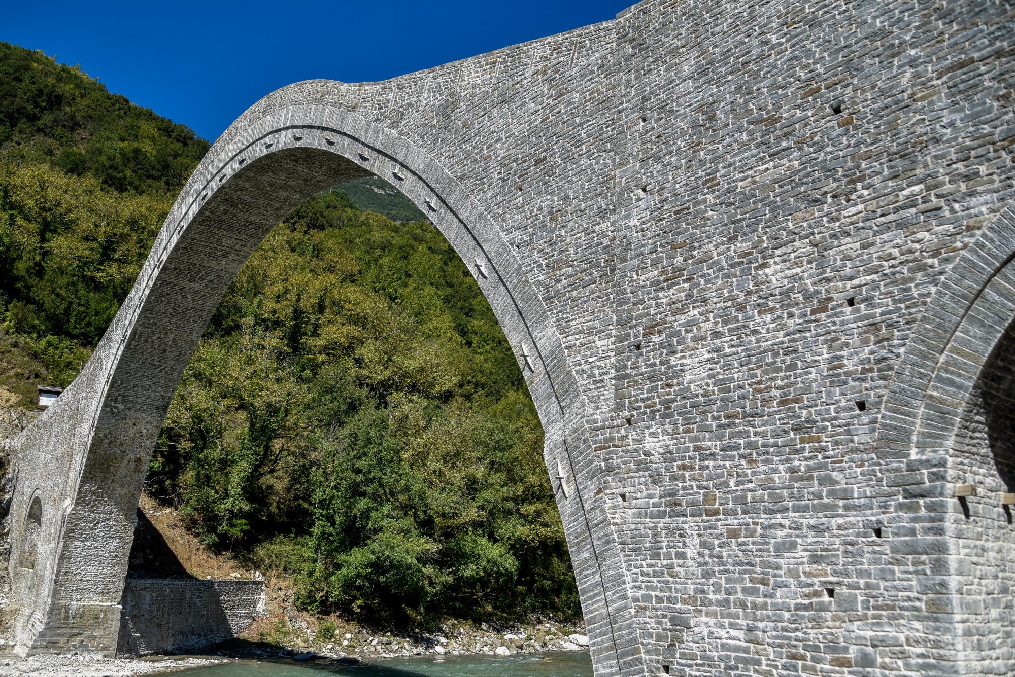 Άραχθος: Το πέτρινο γεφύρι της Πλάκας και οι ομορφιές της Ηπείρου