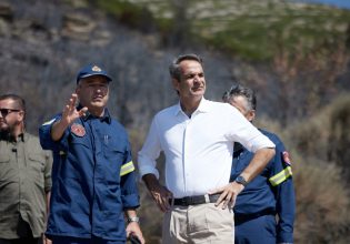 «Πυρ ομαδόν» στον πρωθυπουργό των «λίγων πληγέντων» από τη φωτιά – «Κοροϊδεύει, είναι αμετροεπής και αλαζόνας»