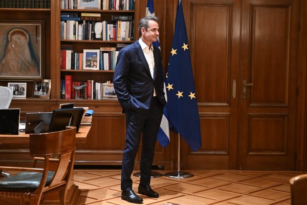 Σε αφετηρία πίεσης και φθοράς η κυβέρνηση – Παλεύει με τα άλυτα προβλήματα, πώς ψάχνει διεξόδους