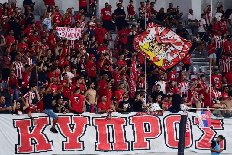 Δίπλα στην ομάδα οι οπαδοί του Ολυμπιακού: 6.000 στο «Alphamega Stadium» (pics)