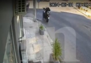 Κερατσίνι: Βίντεο ντοκουμέντο από τη στιγμή που η ομάδα ΔΙΑΣ εντοπίζει την τσάντα με τις χειροβομβίδες