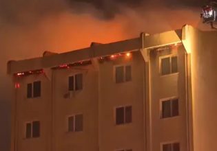 Μαίνεται η φωτιά στη Σμύρνη – Κάηκαν ακόμη και πολυώροφες πολυκατοικίες