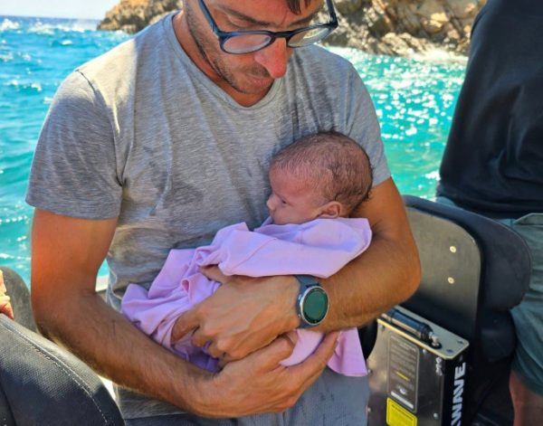 Τήλος: Βίντεο με τη διάσωση προσφυγόπουλου 50 ημερών – Έπινε γάλα με θαλασσινό νερό