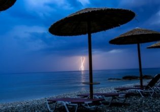 Καιρός: Κεραυνοί, βροχές και καταιγίδες τις επόμενες ώρες – Η προειδοποίηση Κολυδά