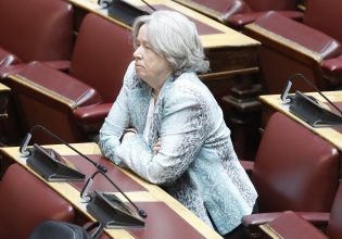 Αθηνά Λινού: Ανακοινώθηκε στη Βουλή η διαγραφή της από την ΚΟ του ΣΥΡΙΖΑ