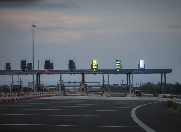 Εγνατία Οδός: Άγρια καταδίωξη διακινητή μεταναστών – Πάει ανάποδα και σπάει την μπάρα