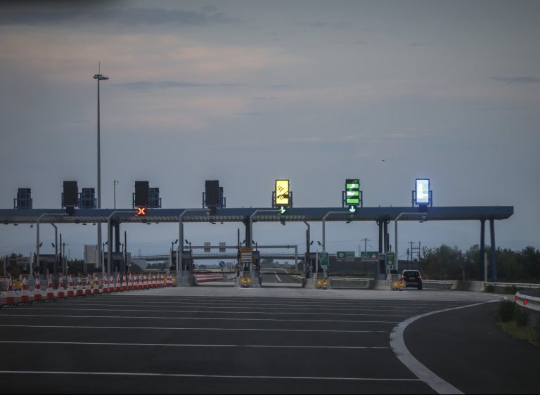 Εγνατία Οδός: Άγρια καταδίωξη διακινητή μεταναστών – Πάει ανάποδα και σπάει την μπάρα