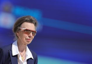 Rave είδωλο ή τρολ; H Πριγκίπισσα Άννα σπάει τα πρωτόκολλα εδώ και χρόνια απλά επιλέγοντας αυτά τα γυαλιά