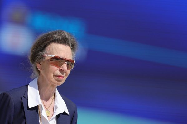 Rave είδωλο ή τρολ; H Πριγκίπισσα Άννα σπάει τα πρωτόκολλα εδώ και χρόνια απλά επιλέγοντας αυτά τα γυαλιά