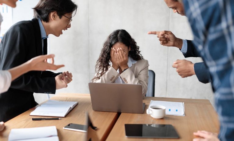 Εργασία: «Το πρώην αφεντικό μου με εκφόβιζε και μου έκλεψε τις ιδέες» -Πού οφείλεται, πώς να το διαχειριστείτε