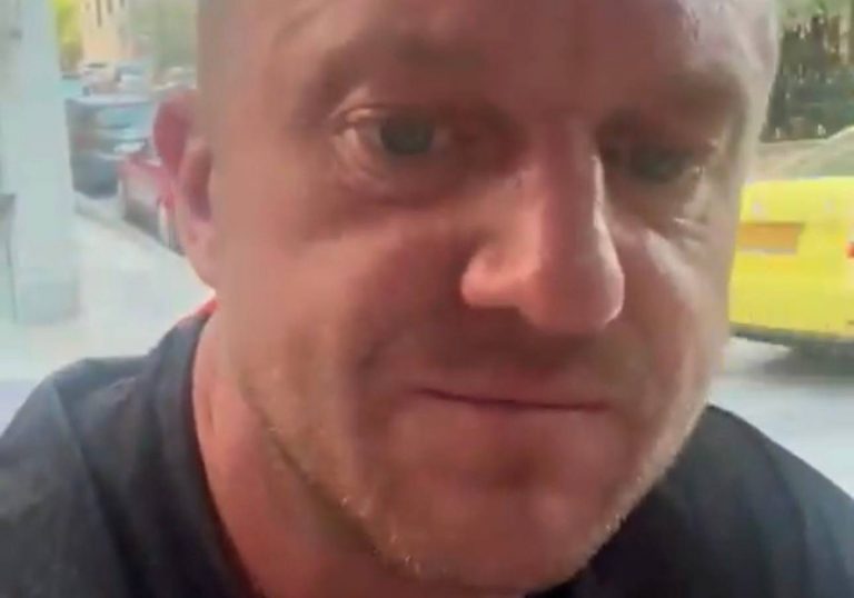 Τόμι Ρόμπινσον: Ο Βρετανός ακροδεξιός στην Αθήνα – Ο ρόλος του στην έκρηξη ρατσιστικής βίας στην Αγγλία