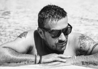 Γιάννης Αϊβάζης: Η selfie από την παραλία και το σχόλιο στη φωτογραφία της Μαρίας Κορινθίου