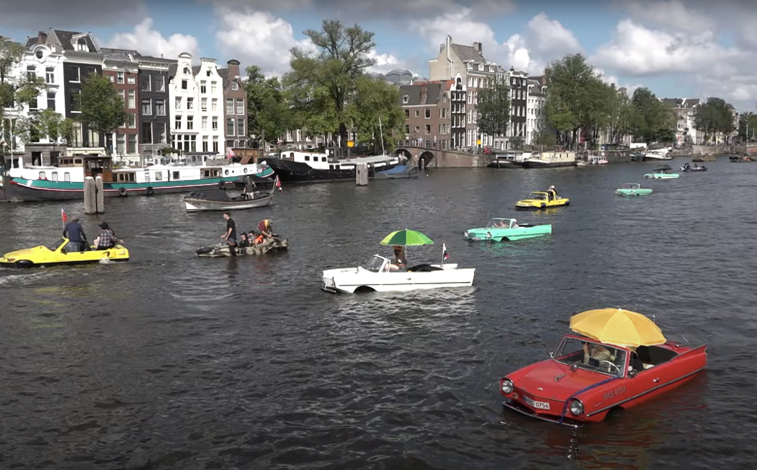 Ολλανδία – Αμφίβια αυτοκίνητα: Συλλεκτικά οχήματα «βολτάρουν» για τελευταία φορά στα κανάλια του Άμστερνταμ