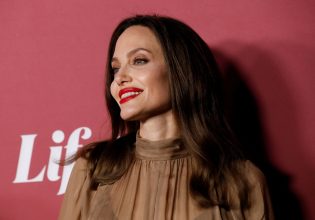 Angelina Jolie: Είναι η ambassador για το νέο κραγιόν του Tom Ford – Φοράει το πιο εντυπωσιακό κόκκινο στα χείλη της