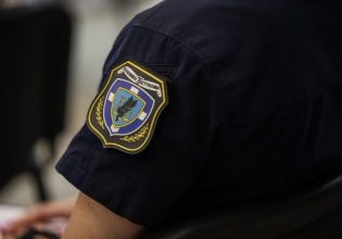 Καστοριά: Συνελήφθη αστυνομικός για ενδοοικογενειακή βία – Χειροπέδες και στην εν διαστάσει σύζυγό του