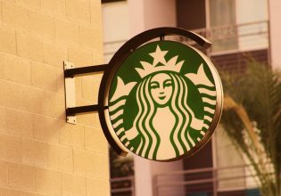 Starbucks: Αντιδράσεις για τον νέο CEO – Θα πηγαίνει στο γραφείο με ιδιωτικό αεροσκάφος