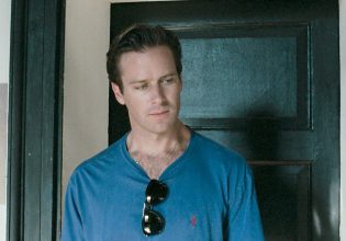 Άρμι Χάμερ: Ο ηθοποιός δεν «έχει πλέον λεφτά ούτε για βενζίνη» – Οι κατηγορίες περί κανιβαλισμού