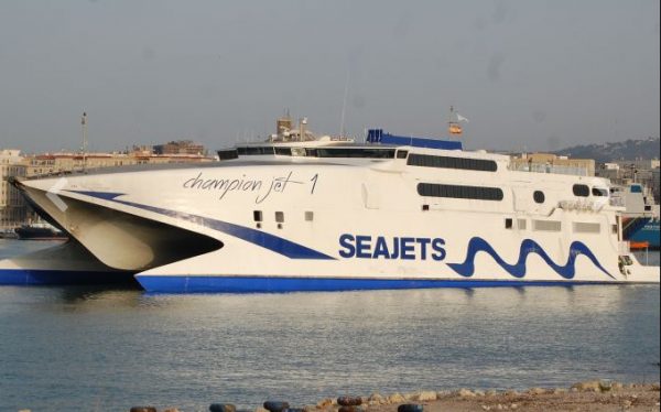 Σαντορίνη: Τραυματίστηκαν δύο επιβάτες κατά την αποβίβασή τους από το πλοίο CHAMPION JET 1 – Δύο συλλήψεις