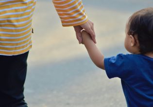 Οδηγός: Σύνταξη το 2024 για γονείς ανηλίκων πριν από τα 62