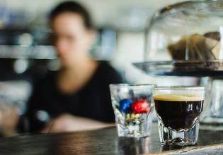 Ακρίβεια: Πικρός ο καφές, αλμυρό το παγωτό