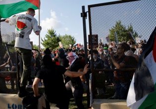 Συνέδριο Δημοκρατικών: Φιλοπαλαιστίνιοι διαδηλωτές διαπερνούν για λίγο την εξωτερική περίμετρο ασφαλείας